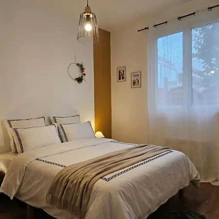 2 Maisons Reunies De Plain-pied 6 Hypercentre Et A 300 M De La Accueil Humain * Royan