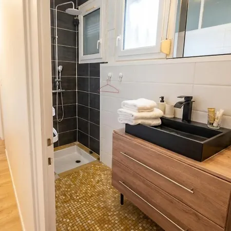 2 Maisons Reunies De Plain-pied 6 Hypercentre Et A 300 M De La Accueil Humain Royan