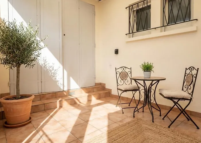 2 Maisons Reunies De Plain-pied 6 Hypercentre Et A 300 M De La Accueil Humain *